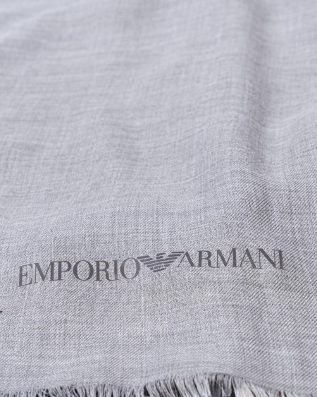 Shop EMPORIO ARMANI  Sciarpa: Emporio Armani stola in modal degradé.
Stola realizzata in tessuto modal morbido e leggero, con profili sfrangiati e caratterizzata da un'esclusiva colorazione ad effetto degradé.
Dimensioni: 177 x 140 cm.
Modal.
Degradé.
Profili sfrangiati.
Composizione 100% Modal.
Made in Italy.. 625243 3F346-00044